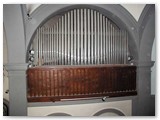 L'organo alloggiato sopra l'altare sul lato sx, ricostruito nel 1954 dal pievano Biagioni
