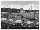 Anni '50 - Golfo dell'Ausonia. La barca indicata dalla freccia  la 'Issia' di Bruno Caracciolo di villa 'S.Lucia'