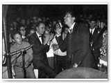 1965 - Gianni Morandi, a sinistra il gestore del Cardellino Vasco Meini.
