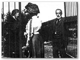 Sul cancello della villa 'La Cuccetta' con la moglie e la signora Corcos. 