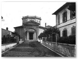 1934 - La chiesa con il portale. A dx villa Michetti, a sx la scuola elem. distrutta durante la guerra. 