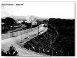 1910 - Via del Littorale. Con la ferrovia, la strada  stata spostata nella posizione attuale realizzando un terrapieno con il materiale estratto dalla galleria sotto la piazza.