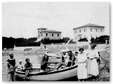 Anni '20 - La barca 'Renzo' sulla spiaggia di Caletta. Con la torretta villa Pasi.