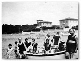 Anni '20 - La barca 'Renzo' sulla spiaggia di Caletta. Con la torretta villa Pasi.