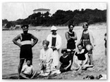 Anni '20 - La barca 'Renzo' sulla spiaggia di Caletta. Sul fondo Villamarina degli Uzielli