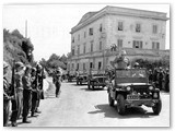 1944 - Churchill ricambia il saluto uscendo da piazza della Vittoria verso Livorno. A dxa il palazzo Ginori poi sede del Bar Centrale dei F.lli Oliviero e Lirio Rossi fin dal 1946 (Coll.G.Fabbri)