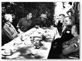 Agosto 1944 - Winston Churchill ed il generale Clark a colazione nel parco dell'Hotel Miramare 
(foto D.A.V.A.)
