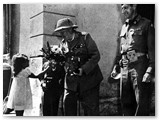 Agosto 1944 - Castiglioncello - Churchill riceve un omaggio floreale dalla bambina Marta Fischer. (D.A.V.A.) Vedi sotto.