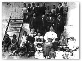 1908 - Prima scuola di fortuna organizzata dal barone Patrone in locali provvisori.