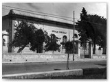 Anni 30 - Le scuole comunali dal 1911 lungo via Gorizia (ora parcheggio) demolite nel bombardamento del 1944.