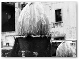 1953 - In piazza della Vittoria con l'uovo gigante. 
(Arch. Caracciolo Turner)