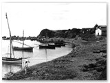 Il porticciolo (oggi Ausonia) con la casetta dei pescatori di Antignano. (Foto Brogi arch. Alinari)