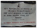 L'epigrafe posta nel giardino sulla tomba di Mario Caracciolo opera del ceramista fiorentino Beppe Frattagli 