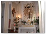 L'altare dx con il tabernacolo.