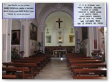 L'interno della chiesa. Pianta  a croce latina, con due cappelle laterali a met circa della lunghezza.