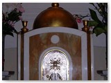 Il tabernacolo sull'altare dx.