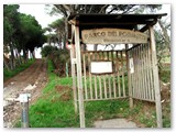Il comodo ingresso al Parco dei Poggetti su via De Filippo presso il quartiere Vignone. Posteggio assicurato.