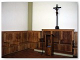 Il coro realizzato in legno di olmo nel 1991 dal falegname Domenico Schettini. 