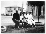 In piazza 1933: Leone Bernini, Vinicio Bernini, Tina Balzini, Dori Bernini ed il maestro Biagi (di musica).