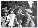 1943 - Soldati tedeschi di stanza nella villa con i bambini Coviello
 4 / 25