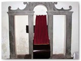 Uno dei due semplici confessionali in pietra serena, inseriti nelle murature laterali, contrapposti fra loro.