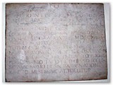L'epigrafe posta alla sx dell'altare.