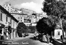 1958_ingresso-al-paese.jpg (62152 byte)