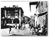 1930 - La piazza ora Libero Turchi. A sx la cisterna con la struttura chiusa e tetto conico