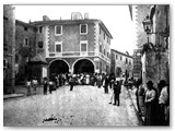 1900 Piazza delle Logge.  A sinistra la cisterna con la struttura chiusa e tetto conico (Collez. Sabatino Ulivieri)