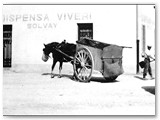 1940 - Il barroccino dello spazzino con la pala per rimuovere le deiezioni dei tanti cavalli alla Dispensa del Palazzoni in via Gigli.