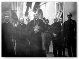 1930 - Il Vescovo di Livorno Mons. Piccioni in visita alla Parrocchia. A sinistra il pievano don Paganelli  (Arch. Zolli-Coviello)