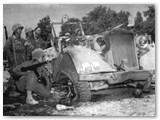 Rosignano luglio 1944. Soldati del 442 Rgt ispezionano un automezzo nemico distrutto.