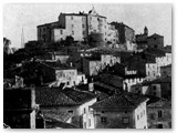 Panorama e castello (1908?) prima del restauro del 1933 (mancano i merli sul castello) 
