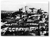 1935 - Panorama e castello dopo il restauro del 1933 con i merli posticci.
