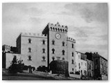 Castello dopo il restauro del 1933 con i merli aggiunti. Notare l'errore:  sul frontale quelli ghibellini pisani (a coda di rondine), a sinistra guelfi fiorentini (squadrati) (P.Pagnini)

