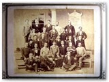 Fondo Gori-Foto di gruppo di studenti tra cui Pietro Gori allinterno del cortile de La Sapienza di Pisa (1889?)