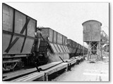 Anni '30 - Scarico del Il 'Treno bianco' arrivato da San Vincenzo