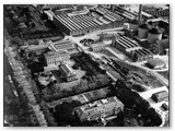 1950 - A sinistra dal basso: ospedale, foresteria, direzione, case dirigenti su via Piave