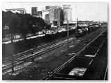 1970-La recinzione al centro separa l'area di stabilimento dalla sede ferroviaria dello stato.