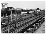 Anni'30-Il raccordo ferroviario davanti l'ospedale con la passerella metallica sullo sfondo. 