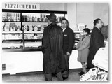 1951 - Cerimonia con il Sindaco Marchi perchè il negozio di via del Popolo si evolve da tradizionale a libero servizio.