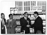 1951 - Cerimonia con il Sindaco Marchi perchè il negozio di via del Popolo si evolve da tradizionale a libero servizio. Il Sindaco ringrazia il Presidente Agostini.