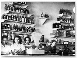 1949 - Il primo negozio de 'La Fratellanza'. Le commesse Tina, Rossana, Jole, Irene, Maria.