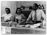 1950 - Il primo negozio de 'La Fratellanza'. Le commesse Banti e Ciacci con il consigliere Nello Biancani