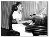1982 - Fusione dei corsi di pianoforte e strumenti a corda dell'U.P. con quelli per strumenti a fiato del G. Filarmonico. Nella foto Elena Filippelli.