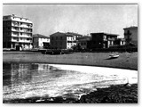 1964 - La spiaggia allo sbocco del fosso delle Porcarecce (Unione dei botri Cotone e Secco)
A sx il palazzo Silt del 1964.