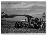 1935 - Spiaggia futuri Bagni Liana - Il costume è ancora poco diffuso fra grandi e piccini.