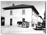 1940 - La Dispensa Viveri n°2 poi Spaccio Aziendale ai 'Palazzoni'. Il barroccio è dello spazzino.