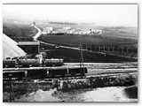 Anni 50 - Il villaggio Mondiglio sulla via omonima interrotta dalla fabbrica.