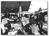 1970 - Il mercato del lunedi in Piazza Monte alla Rena